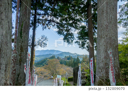 田峰観音の参道から見える田峯城(愛知県北設楽郡設楽町) 田峰観音の参道から見える田峯城(愛知県北設楽郡設楽町) 132809070