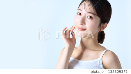 女性のポートレート　ビューティーイメージ 132809371