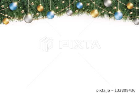 キラキラ光り輝くクリスマスの飾りと白無地の横長の背景 132809436