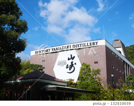 青空にたたずむ山崎蒸留所 132810039