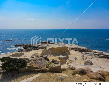 白浜町の白い岩肌と青い海が広がる絶景 132810059