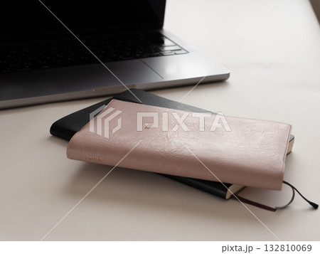 パソコンの前の2冊のノート 132810069