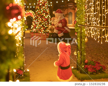 クリスマスの公園と子供 132810236