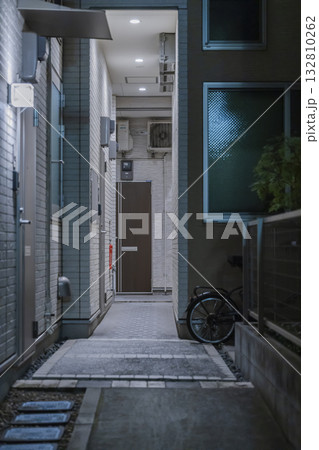 夜のアパート共用通路と玄関扉の風景 132810262