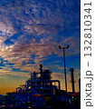 工場と朝焼けの空 132810341