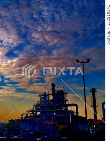 工場と朝焼けの空 132810341