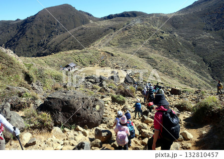 くじゅう連山の久住山避難小屋付近を歩く登山者たち 132810457