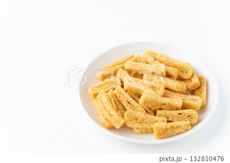 白背景にお皿に入ったきざみ揚げ（油揚げ） 132810476
