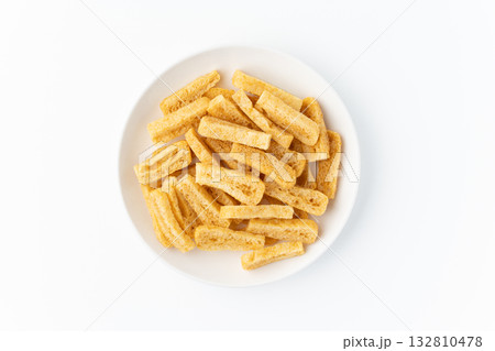 白背景にお皿に入ったきざみ揚げ（油揚げ） 132810478