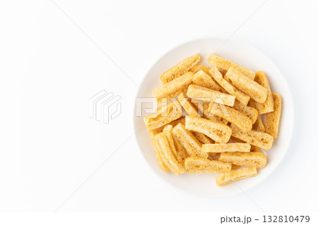 白背景にお皿に入ったきざみ揚げ（油揚げ） 132810479