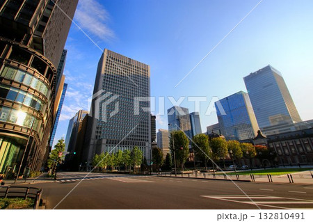 眩しい朝陽に照らされた中央停車場前… 『東京駅』近くのビジネス街 眩しい朝陽に照らされた中央停車場前… 『東京駅』近くのビジネス街 132810491