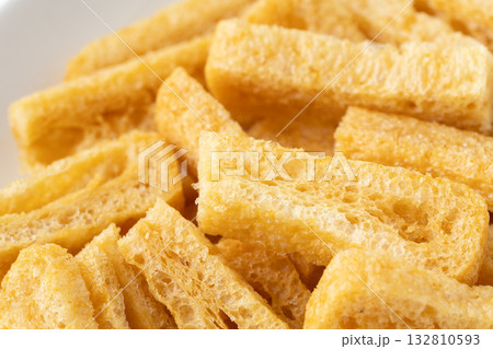 きざみ揚げ（油揚げ）のクローズアップ 132810593