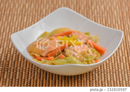 サーモンと野菜のみそ炒め煮 132810597