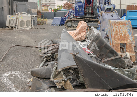 【店舗の解体と重機】 132810848