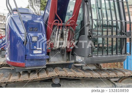 【店舗の解体と重機のキャタピラ】 132810850