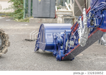 【店舗の解体と重機のシリンダー】 132810852