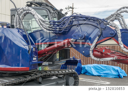 【店舗の解体と重機のシリンダー】 132810853