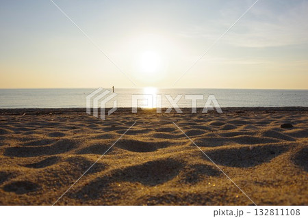 兵庫県南あわじ市　夕暮れの慶野松原海水浴場 132811108