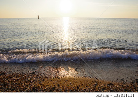 兵庫県南あわじ市　夕暮れの慶野松原海水浴場 132811111