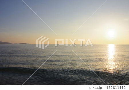 兵庫県南あわじ市　夕暮れに慶野松原から雁子岬方面を望む 132811112