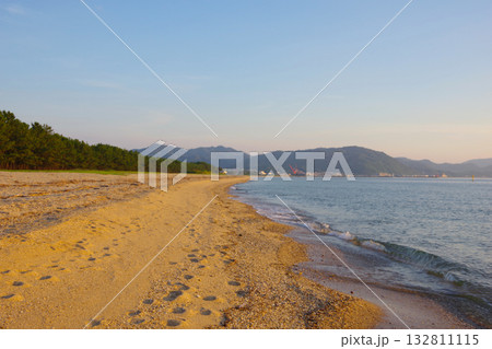 兵庫県南あわじ市　夕暮れの慶野松原海水浴場 132811115