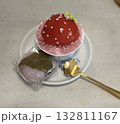 苺のケーキと桜餅 132811167