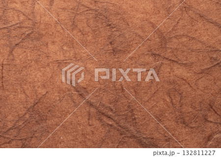 自然な繊維模様が入った焦茶の雲龍染和紙 132811227