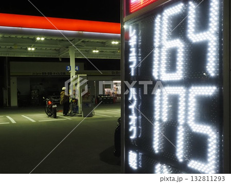ガソリン価格看板　夜のガソリンスタンド 132811293