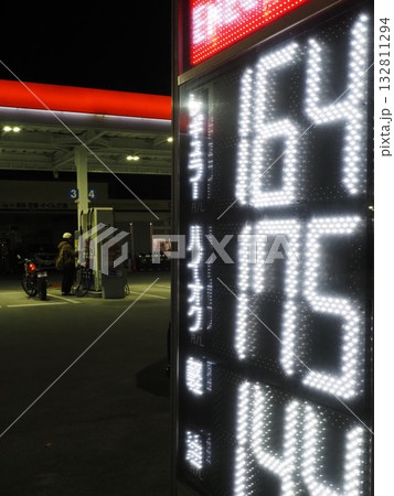 ガソリン価格看板 夜のガソリンスタンド ガソリン価格看板 夜のガソリンスタンド 132811294