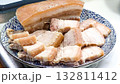 皿に盛った出来立ての蒸し豚 132811412