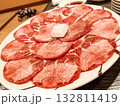 皿に盛った牛タン 132811419