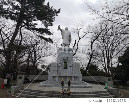 池上本門寺の境内にある日蓮聖人像 132811458