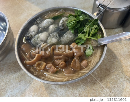 牡蠣とホルモンの線麺 牡蠣とホルモンの線麺 132811601