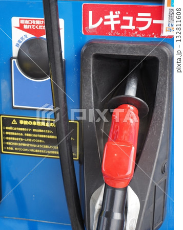 ガソリンスタンドの給油ノズル 132811608