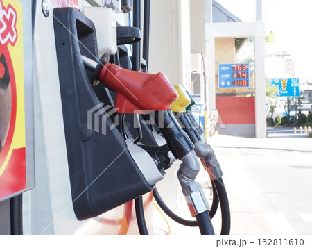 ガソリンスタンドの給油ノズル ガソリンスタンドの給油ノズル 132811610