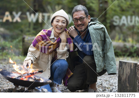 キャンプ場で焚き火をする家族 132811775