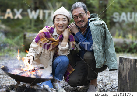 キャンプ場で焚き火をする家族 キャンプ場で焚き火をする家族 132811776