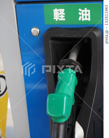 ガソリンスタンドの給油ノズル　軽油 132811965
