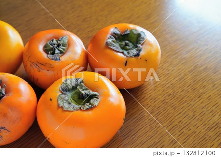 木のテーブルの上の会津身知らず柿 スペース有り 木のテーブルの上の会津身知らず柿 スペース有り 132812100