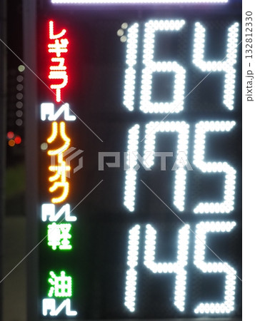 夜のガソリンスタンド　価格 132812330