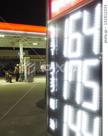 ガソリンスタンド　給油 132812333