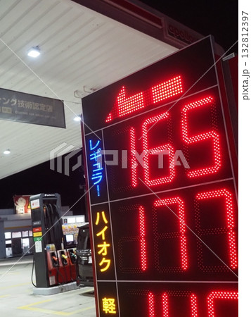 夜のガソリンスタンド 132812397