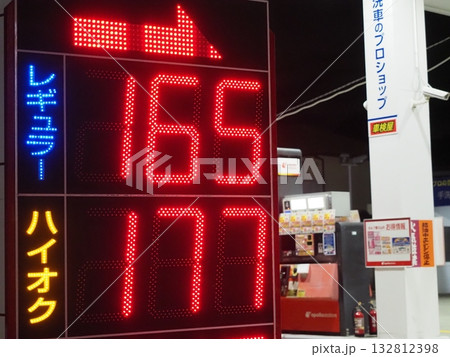 ガソリンスタンドの夜 132812398