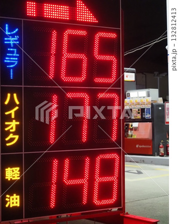 ガソリンスタンドの価格看板 132812413