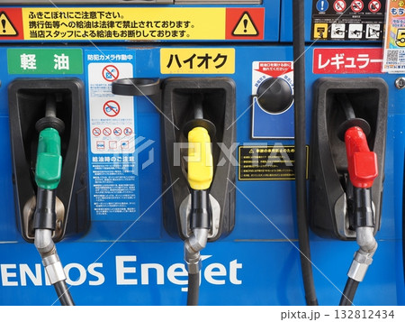 ガソリンスタンド 132812434