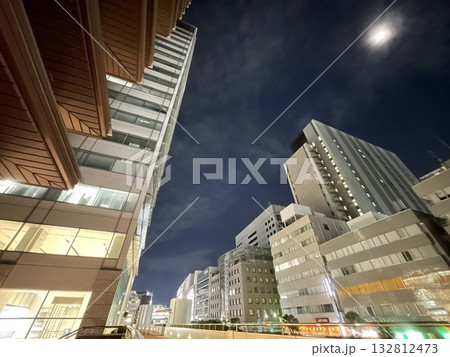 夜の大宮駅西口　静かになったオフィス街 132812473