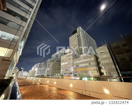 夜の大宮駅西口　静かになったオフィス街 132812474