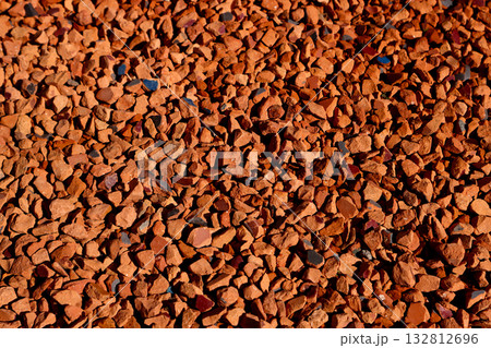 庭に敷き詰められた瓦チップ 132812696