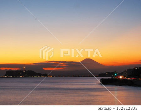 神奈川県　稲村ケ崎からの夕景　10月 132812835