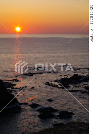 昇る朝日が海面を照らす朝焼けの襟裳岬1 132813429